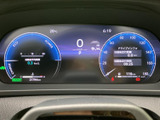 洗練されたデザインのメーターパネルは、高い視認性を実現し、運転に必要な情報をわかりやすく表示します。直感的に操作できるのも特徴です。