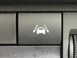 【車線逸脱警報】道路上の白(黄)線を認識し、意図せず走行中の車線からはみ出しそうになった時、メーター内の警告灯とブザーで注意喚起してくれる安心・安全機能です♪