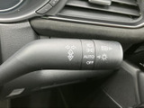 操作しやすい位置に配置されたウインカーレバー。直感的に操作でき、安全な車線変更をサポートします。オートリターン機能で、運転の負担を軽減します。