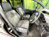 運転席まわりには十分なスペースがあり、大柄な方でもゆったり運転していただける環境です。