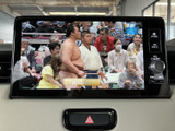 後方の状況を画面で確認できるので、狭い場所での駐車や車庫入れが安心です。安全確認をサポートし、運転の負担を軽減します。