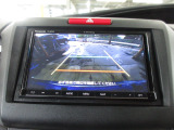 バックカメラの画像です。ガイドラインがスムースな車庫入れをサポートいたします。車庫入れの安心感がアップしますね。