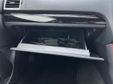 【グローブボックス】大容量のグローブボックスです!!車検証ケース他、日頃使う小物類の収納スペースもたくさんあります!