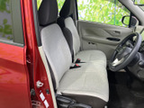 座り心地の良いシートと、運転しやすい空間が広がります。シンプルなデザインながらも、機能性を重視した内装です。