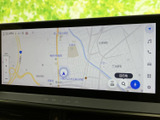 鮮明な地図表示で、スムーズなルート案内を実現。周辺地図の確認も容易で、初めての場所でも安心して運転できます。ドライブの安全をサポートします。