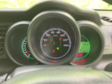 視認性の高いメーターで、速度や走行情報をしっかり確認できます。運転に集中でき、安全運転をサポートする頼もしい相棒です。