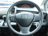 操作性に優れた運転席となります!小物入れや各ボタンの配置にこだわり、使いやすいです!座り心地もよく視認性も良好なのでロングドライブもお任せ下さい!