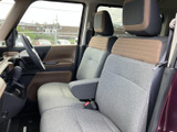運転しやすいコクピットは、機能性とデザイン性を両立。視界も広く、安全運転をサポートします。快適な運転環境です。