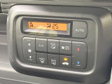 【オートエアコン】一度お好みの温度に設定すれば、車内の温度を検知し風量や温度を自動で調整。暑い&hellip;寒い&hellip;と何度もスイッチ操作をする必要はありません。快適な車内空間には必須の機能ですね♪