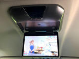【10.2インチフリップダウンモニター】大画面モニターで後席でもエンタメをお楽しみいただけます。小さなお子様にも大人気の装備です♪