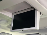 【フリップダウンモニター】大画面モニターで後席でもエンタメをお楽しみいただけます。小さなお子様にも大人気の装備です♪