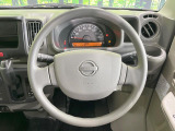 インテリアに合わせたデザインのステアリングは、運転される方のことも考え、運転しやすい形状、大きさです。是非一度、実際に触ってお確かめください。