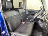 運転席まわりには十分なスペースがあり、大柄な方でもゆったり運転していただける環境です。