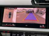 ●360度カメラ『車両の4つのカメラから得た映像を合成し、上空から眺めているような映像をモニターに映し出します。車両周辺の歩行者や障害物などの発見に役立ちます。』