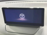 【8.8インチマツダコネクト】車内の雰囲気にマッチした大型のディスプレイ。スマホ接続でのナビ使用やBluetooth再生等、様々な機能が楽しめます。直感的なダイヤル操作が可能で、使い勝手も良好です。