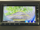 狭い場所での駐車も安心。後方の状況を画面で確認できるので、安全な運転をサポートします。ガイドライン表示も便利です。