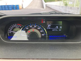 視認性の高いメーターで、運転に必要な情報を的確に把握。運転状況を常に把握することで、安全運転をサポートします。落ち着いたデザインです。