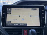 見やすい地図表示で、目的地までのナビゲーションをサポートします。渋滞情報もリアルタイムで確認でき、スムーズな移動を助けます。