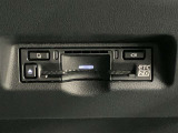 高速道路で便利な【ETC2.0】を装備しています。光ビーコン搭載で渋滞情報などナビゲーションと連動することで機能も充実いたします。他、観光施設に立ち寄るための高速料金割引サービス等もございます。