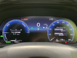 視認性の高いメーター類で、運転に必要な情報を的確に把握できます。直感的に操作できるデザインで、安全なドライブをサポートします。