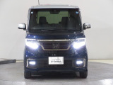 ハロゲンより明るく、より遠くまでさらなる安心感のあるLEDヘッドライトを採用。点灯忘れも防止できるオートライトコントロール機構付きです。