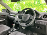 運転席は広々とした空間で、快適なドライビングポジションを実現。操作性にも優れています。
