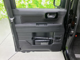 ドアポケットも備えられており、小物を収納するのに便利です。運転席からの操作性も高く、安全運転をサポートします。