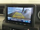 リバースギアに入れるだけで後方の表示へ切り替わります。夜間や雨の日の駐車も楽になりますよ。