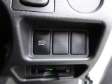オートマチックハイビームとは、先行車や対向車のライトを認識し、ハイビームとロービームを自動で切り替える機能です。夜道の視界を確保します。詳細は販売店スタッフまでおたずねください。