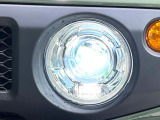 【LEDヘッドライト】悪天候や夜間走行時も良好な視界を確保し安心して運転できる高輝度LEDヘッドライトを装備!点灯速度が早く、消費電力も抑えられています。