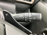 操作しやすい位置に配置されたウインカーレバーで、安全な車線変更をサポート。スムーズな操作で、周囲に意思表示できます。