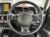 握りやすいステアリングは、運転の楽しさを高めます。操作性にも優れており、スムーズな運転をサポートします。快適なドライビングを。
