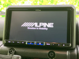 高精細なディスプレイが運転席からの視認性を高めます。快適なドライブをサポートするオーディオ機能も充実しており、長距離移動も楽しくなります。