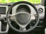 握りやすいステアリングで、快適なドライビングをサポート。操作性にも優れ、運転の楽しさを引き立てます。