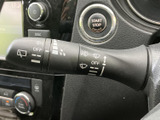 雨天時でもクリアな視界を確保できるワイパーレバー。運転に必要な視界を確保し、安全な運転をサポートします。