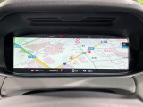 未来のコックピットのような運転席!ハンドルの奥の高画質画面は、スマホのように着せ替えできます。スピードメーターだけではなくナビの地図を画面いっぱいに映せるため、目線を外さず安全に運転できます。