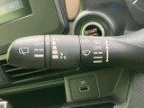 雨天時でもクリアな視界を確保。操作も簡単で、運転に集中できます。様々なモードを搭載し、状況に応じた拭き取りが可能です。