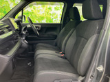 運転に必要な情報を確認しやすい配置。快適なドライビングをサポートする、機能的な空間設計です。広々とした室内です。