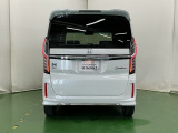後席の窓には外から車内が見えにくくなるプライバシーガラスを採用。周りを気にせずリラックスして過ごせます