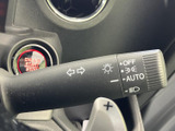 操作しやすい位置に配置されたウインカーレバーです。スムーズな操作感で、安全な車線変更をサポートします。直感的に操作できます。