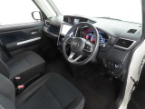 シンプルで使いやすいデザインの運転席です。