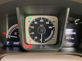 視認性の高いメーター類で、運転に必要な情報を的確に把握できます。走行距離や各種警告灯も一目で確認可能です。