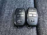 スマートキーは2個あります。家族で共有すれば自宅駐車場での入替えや旅行の時などに大変便利ですね。
