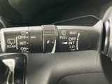雨天時でもクリアな視界を確保できるワイパーレバー。運転の安全性を高め、快適なドライブをサポートします。