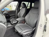 運転席からの視界は広く、運転操作もスムーズに行えます。快適なドライビングをサポートする、上質な空間です。