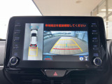 狭い道でも、後方確認がしやすく安全です。ガイドライン表示で、駐車もスムーズに。運転に自信がない方にもおすすめです。
