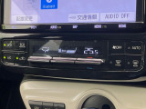【オートエアコン】一度お好みの温度に設定すれば、車内の温度を検知し風量や温度を自動で調整。暑い&hellip;寒い&hellip;と何度もスイッチ操作をする必要はありません。快適な車内空間には必須の機能ですね♪