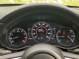 視認性の高いメーター類が、運転に必要な情報を的確に伝えます。運転に集中できるシンプルなデザインで、快適なドライブをサポートします。