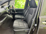 運転席からの視界は広く、運転操作もスムーズに行えます。機能的な配置で、安全運転をサポート。快適なドライブをお楽しみください。