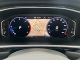 【Digital Cockpit Pro】基本の速度計とタコメーターの表示に加え、中央にドライビングデータやマップなどを少ない視線移動で視認できます。